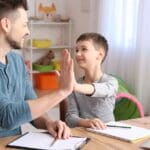 Evaluación neuropsicológica realizada por psicóloga clínica para medir funciones mentales como memoria, atención y razonamiento