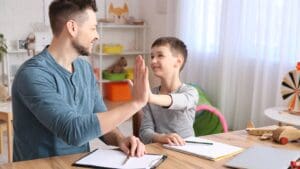 Evaluación neuropsicológica realizada por psicóloga clínica para medir funciones mentales como memoria, atención y razonamiento