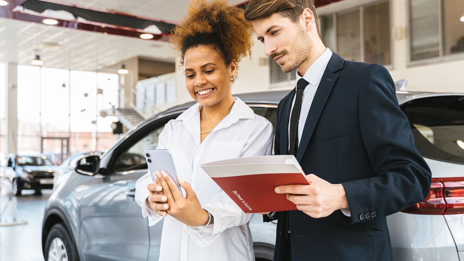 Profesional realizando la tasación de un coche usado para fijar un precio justo antes de venderlo en un concesionario o a un particular