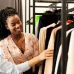 Personal shopper ofreciendo asesoramiento de imagen y acompañamiento en compras para ayudar a mejorar el estilo personal de sus clientes.