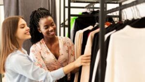 Personal shopper ofreciendo asesoramiento de imagen y acompañamiento en compras para ayudar a mejorar el estilo personal de sus clientes.