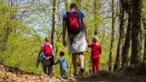 Familia disfrutando de actividades rurales al aire libre durante una escapada en la naturaleza