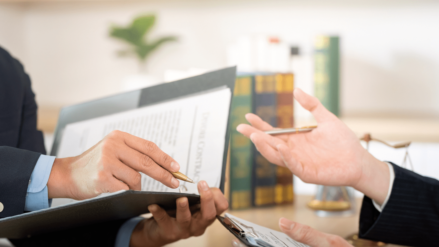 Abogados especialistas en derecho de familia explicando opciones legales a una mujer