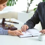 Ilustración de abogado explicando diferentes especialidades legales a un cliente en una consulta profesional