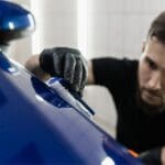 Aplicación de tratamiento cerámico para proteger la pintura del coche en Madrid con acabado brillante y profesional