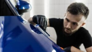 Aplicación de tratamiento cerámico para proteger la pintura del coche en Madrid con acabado brillante y profesional