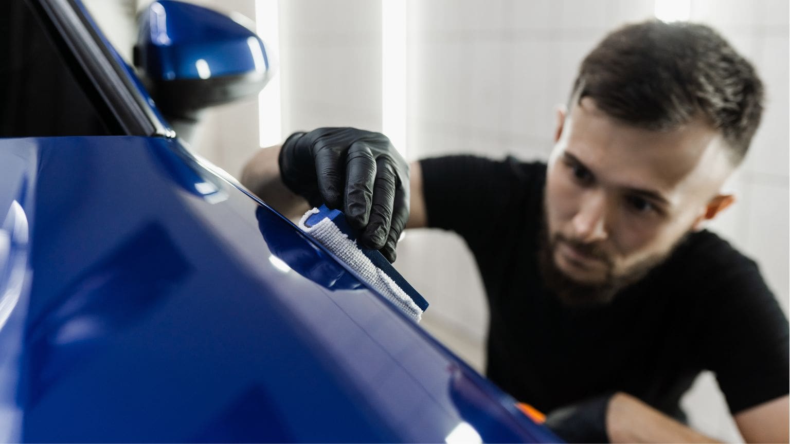 Aplicación de tratamiento cerámico para proteger la pintura del coche en Madrid con acabado brillante y profesional