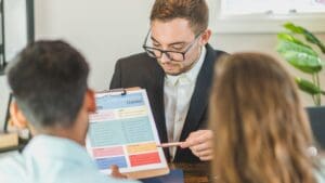 Asesor inmobiliario explicando a propietarios cómo vender su vivienda de forma segura con asesoramiento profesional en Murcia o Águilas