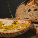 Pan de masa madre artesanal sobre tabla de madera como opción saludable para incluir en la dieta diaria
