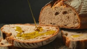 Pan de masa madre artesanal sobre tabla de madera como opción saludable para incluir en la dieta diaria