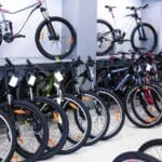 Persona comparando bicicleta eléctrica con bicicleta convencional