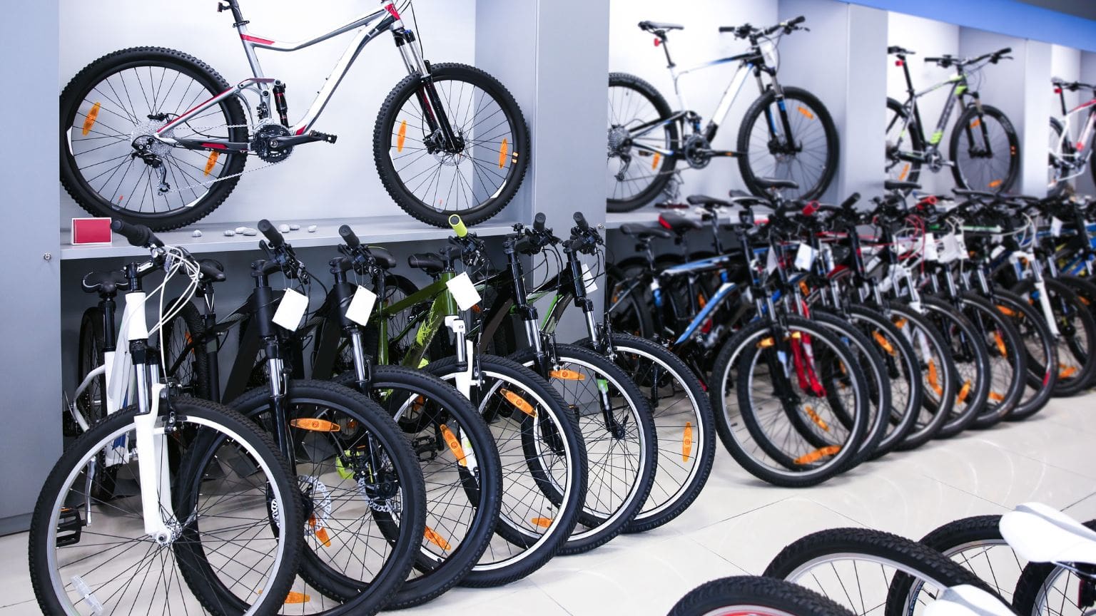 Persona comparando bicicleta eléctrica con bicicleta convencional