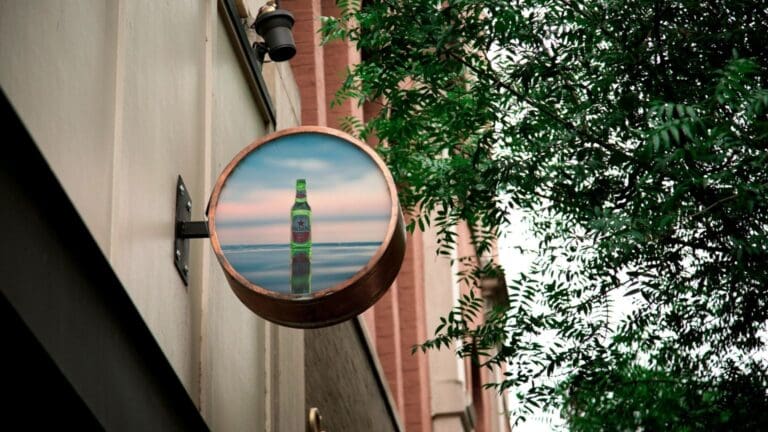 Cartel publicitario metálico de alta calidad instalado en fachada comercial, ideal para destacar una marca con imagen profesional y duradera