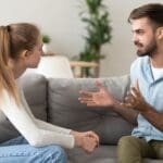 Persona comunicando sus límites con seguridad y respeto en una relación personal