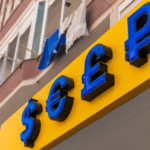 Fachada de tienda con rótulos personalizados que mejoran su visibilidad local