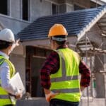 Arquitecto trabajando en la rehabilitación sostenible de una vivienda