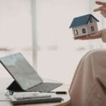 Persona comparando propiedades en España desde una tablet para tomar una decisión de compra segura