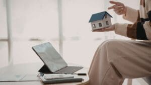 Persona comparando propiedades en España desde una tablet para tomar una decisión de compra segura