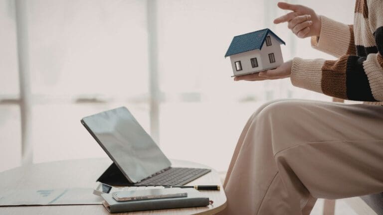 Persona comparando propiedades en España desde una tablet para tomar una decisión de compra segura