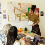 Equipo creativo desarrollando una campaña publicitaria para comunicar el propósito de una marca de forma auténtica y estratégica.