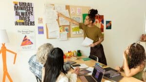 Equipo creativo desarrollando una campaña publicitaria para comunicar el propósito de una marca de forma auténtica y estratégica.