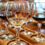 Selección de vinos blancos y tintos servidos en una mesa elegante para diferentes ocasiones especiales