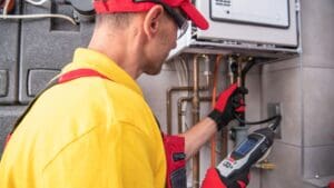 Técnico instalando una caldera estanca de gas en una vivienda para mejorar la seguridad y el ahorro energético