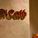 Ejemplo de errores comunes en rotulación comercial que afectan la visibilidad de un negocio y reducen su impacto visual en zonas urbanas