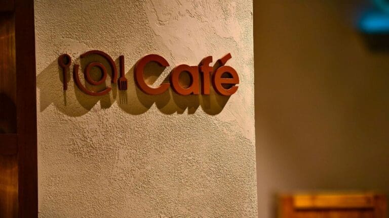 Ejemplo de errores comunes en rotulación comercial que afectan la visibilidad de un negocio y reducen su impacto visual en zonas urbanas