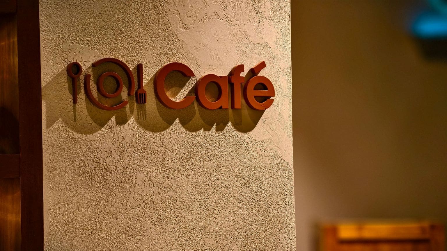 Ejemplo de errores comunes en rotulación comercial que afectan la visibilidad de un negocio y reducen su impacto visual en zonas urbanas