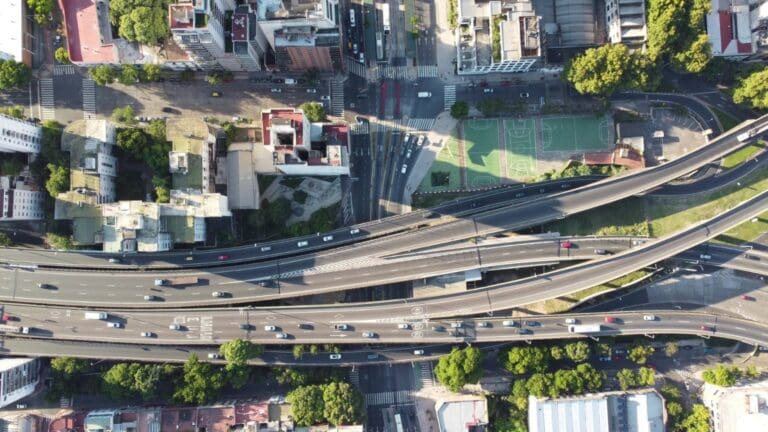Vista aérea de intersección urbana con autopistas y calles que refleja la importancia de estudios de tráfico y movilidad en proyectos urbanos
