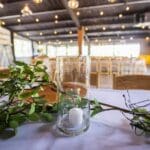 Evento íntimo en local privado con luz natural y grupo reducido celebrando en ambiente acogedor