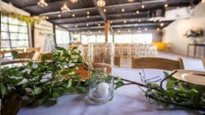 Evento íntimo en local privado con luz natural y grupo reducido celebrando en ambiente acogedor