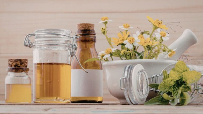 Esencia natural de Flores de Bach en frasco con gotero sobre fondo floral, utilizada para calmar emociones de forma segura y sin efectos secundarios