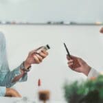 Mujer en estado de calma durante una sesión de tratamiento natural para aliviar el estrés y la ansiedad mediante homeopatía personalizada