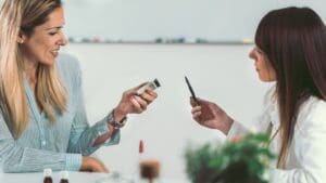 Mujer en estado de calma durante una sesión de tratamiento natural para aliviar el estrés y la ansiedad mediante homeopatía personalizada