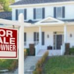 "Propietario preparando su casa para la venta con detalles cuidados