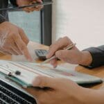 Empresario de pyme analizando errores comunes al exportar para evitar riesgos y mejorar su estrategia de internacionalización