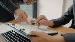 Empresario de pyme analizando errores comunes al exportar para evitar riesgos y mejorar su estrategia de internacionalización