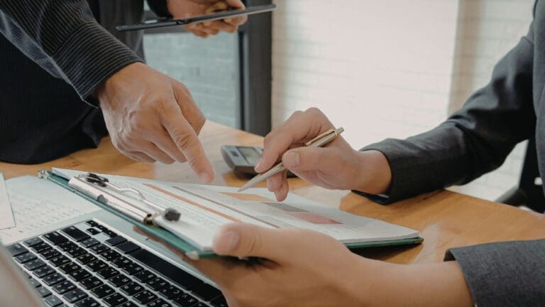 Empresario de pyme analizando errores comunes al exportar para evitar riesgos y mejorar su estrategia de internacionalización