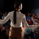 Profesional dando una presentación en público con seguridad y claridad