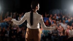 Profesional dando una presentación en público con seguridad y claridad