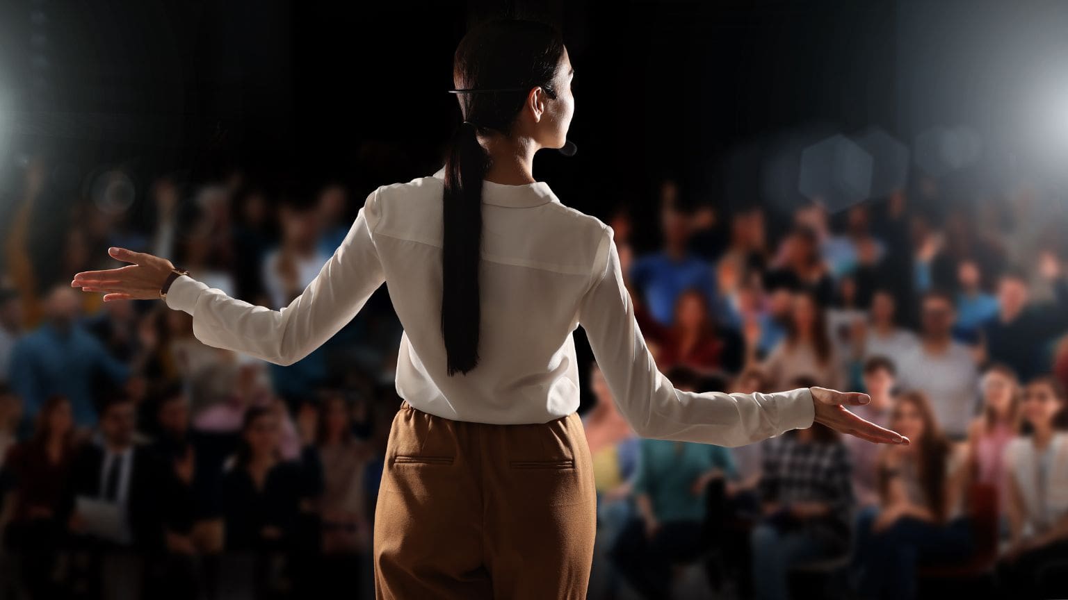 Profesional dando una presentación en público con seguridad y claridad