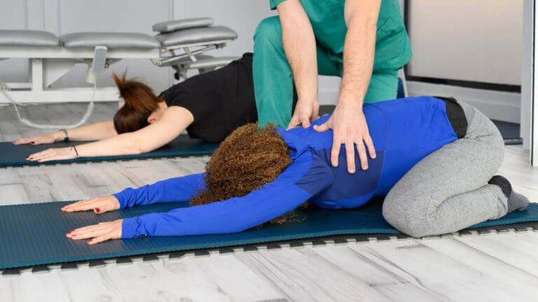 Mujer realizando pilates terapéutico supervisado en clínica especializada