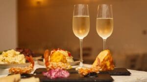 Tapas tradicionales servidas con bebida en un bar típico de la Barceloneta en Barcelona