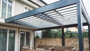 Pérgola adosada de aluminio instalada en terraza moderna como ejemplo de estructura exterior para jardín o vivienda