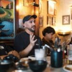 Ruta gastronómica por Albarracín con platos tradicionales en restaurante rústico español