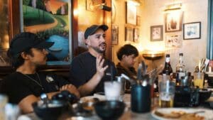 Ruta gastronómica por Albarracín con platos tradicionales en restaurante rústico español