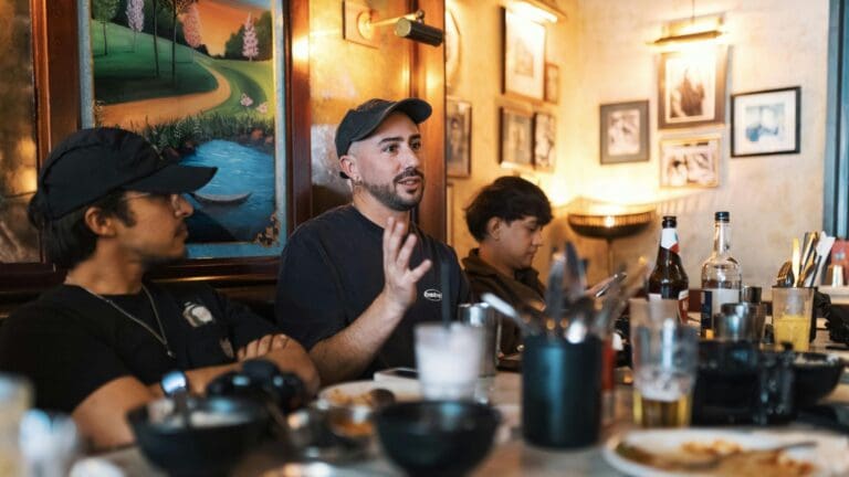 Ruta gastronómica por Albarracín con platos tradicionales en restaurante rústico español
