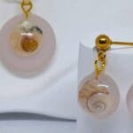 Joya artesanal hecha a mano sobre fondo natural, símbolo de sostenibilidad y diseño consciente